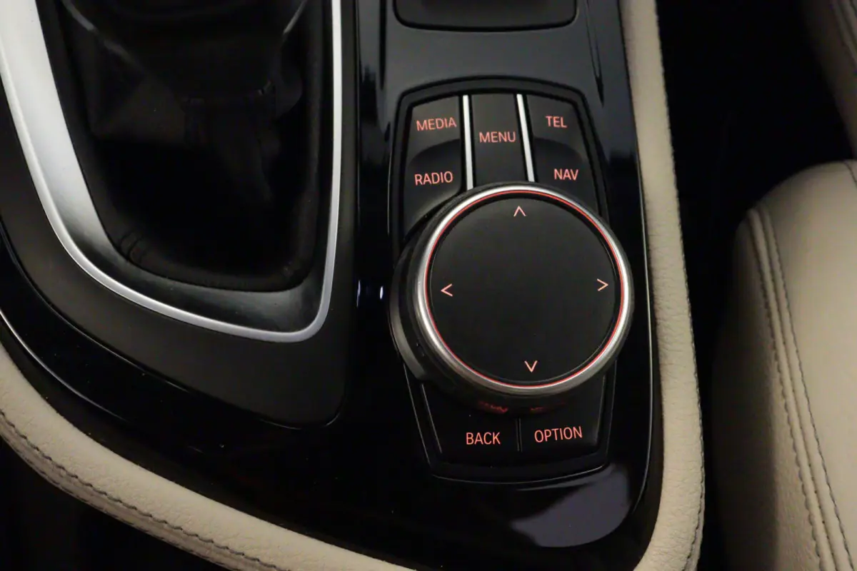 225xe iPerformance High Executive | NAVI | CAMERA + PDC | SCHUIF / KANTELDAK | LEER | HEAD-UP |