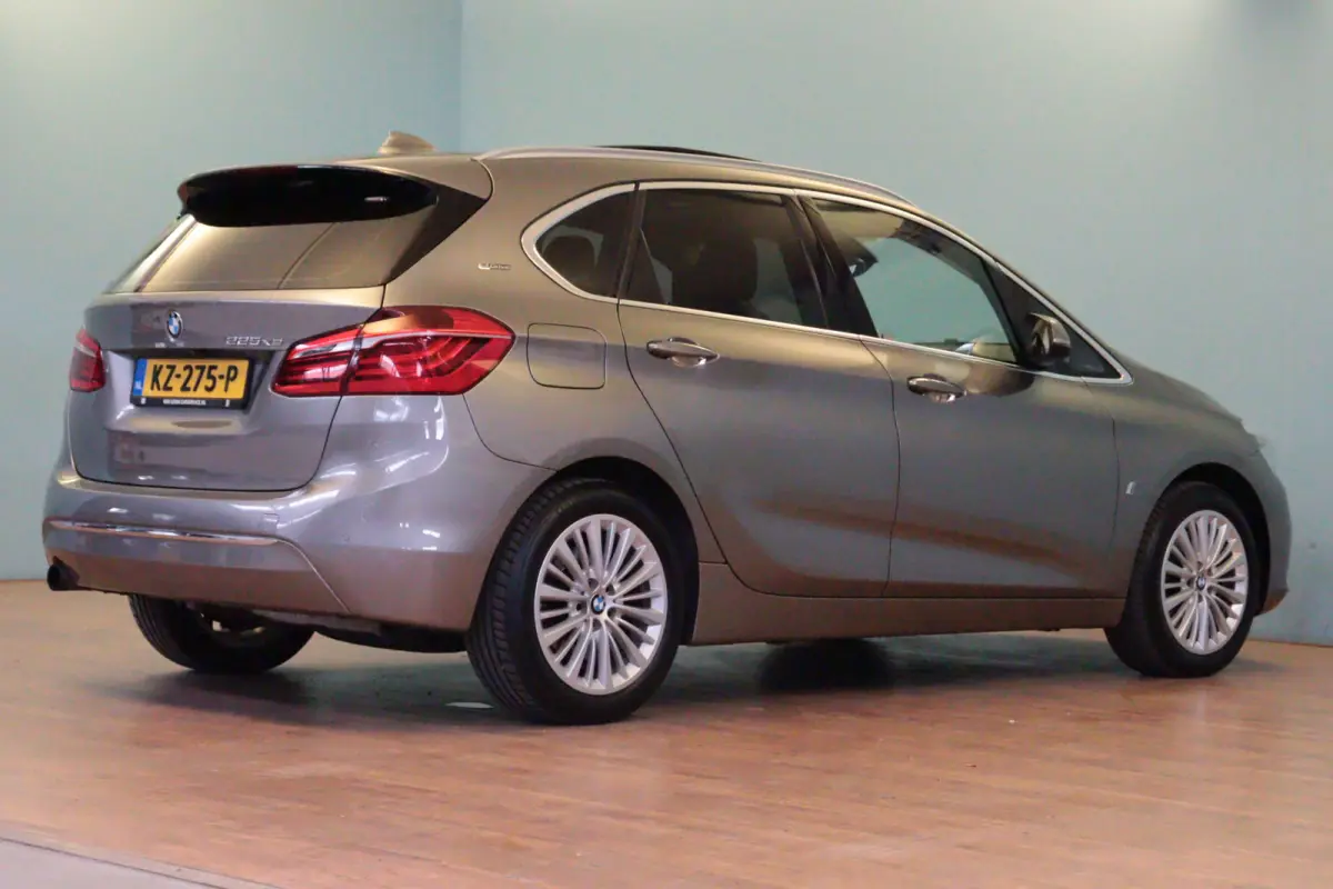 225xe iPerformance High Executive | NAVI | CAMERA + PDC | SCHUIF / KANTELDAK | LEER | HEAD-UP |