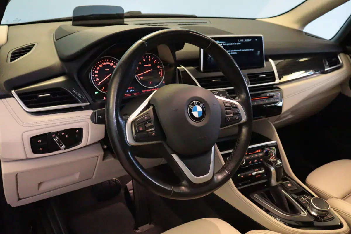 225xe iPerformance High Executive | NAVI | CAMERA + PDC | SCHUIF / KANTELDAK | LEER | HEAD-UP |