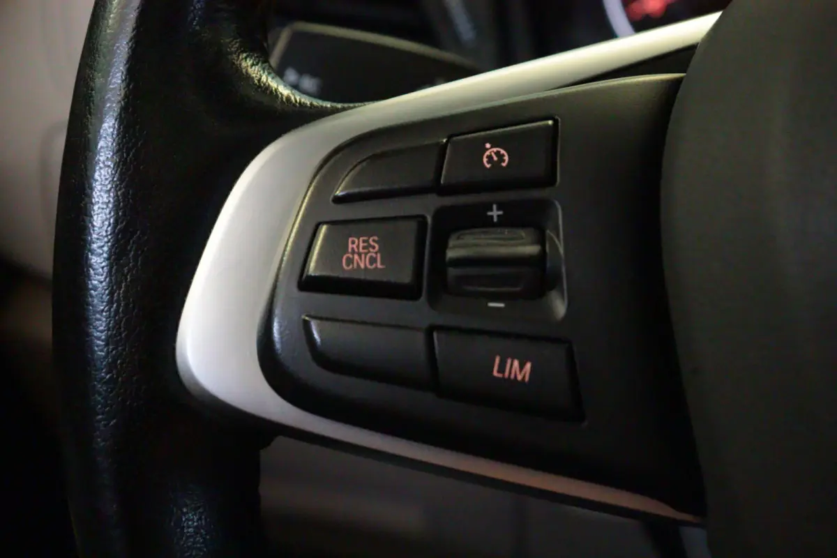 225xe iPerformance High Executive | NAVI | CAMERA + PDC | SCHUIF / KANTELDAK | LEER | HEAD-UP |
