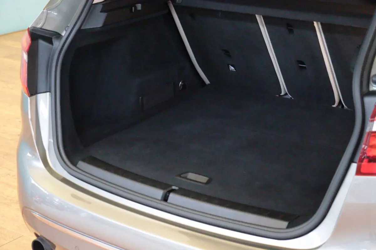 225xe iPerformance High Executive | NAVI | CAMERA + PDC | SCHUIF / KANTELDAK | LEER | HEAD-UP |