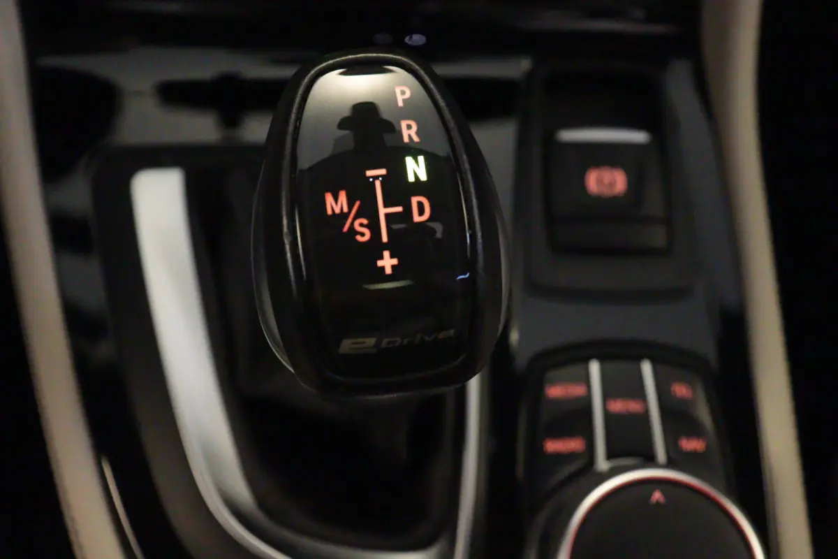 225xe iPerformance High Executive | NAVI | CAMERA + PDC | SCHUIF / KANTELDAK | LEER | HEAD-UP |
