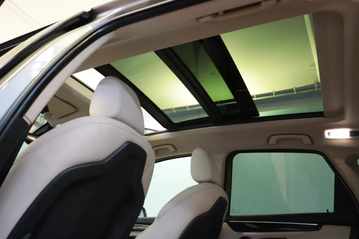 225xe iPerformance High Executive | NAVI | CAMERA + PDC | SCHUIF / KANTELDAK | LEER | HEAD-UP |