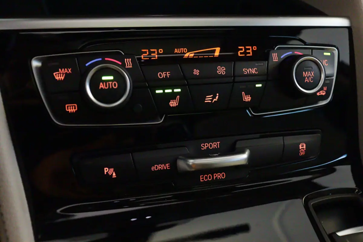 225xe iPerformance High Executive | NAVI | CAMERA + PDC | SCHUIF / KANTELDAK | LEER | HEAD-UP |