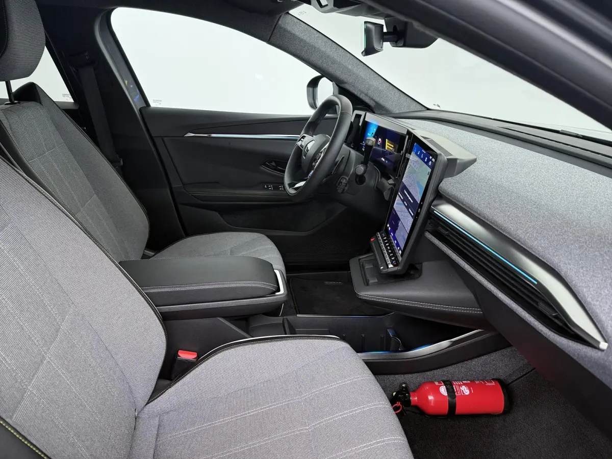 techno 220 pk long range | Adapt. Cruise | Parkeercamera | Google Navigatie |