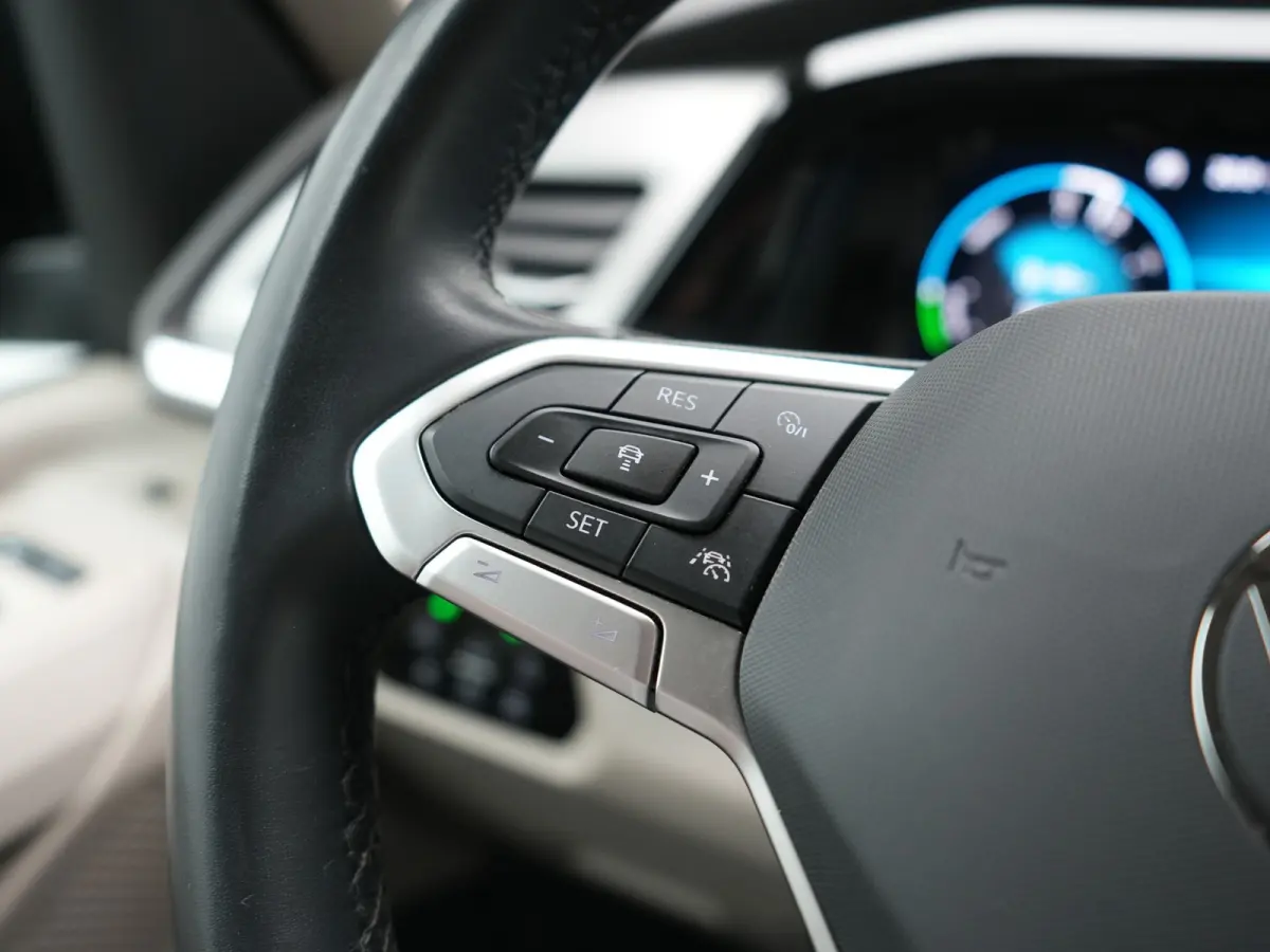 1.4 eHybrid Bulli 7 Zits PHEV 218pk Dealer O.H | Trekhaak Af Fabriek | Adaptive Cruise | Camera | Sportstoelen & Stuur Verwarmd | Apple Carplay | BLIS | Navigatie | Virtual | DAB | 17"L.M | 