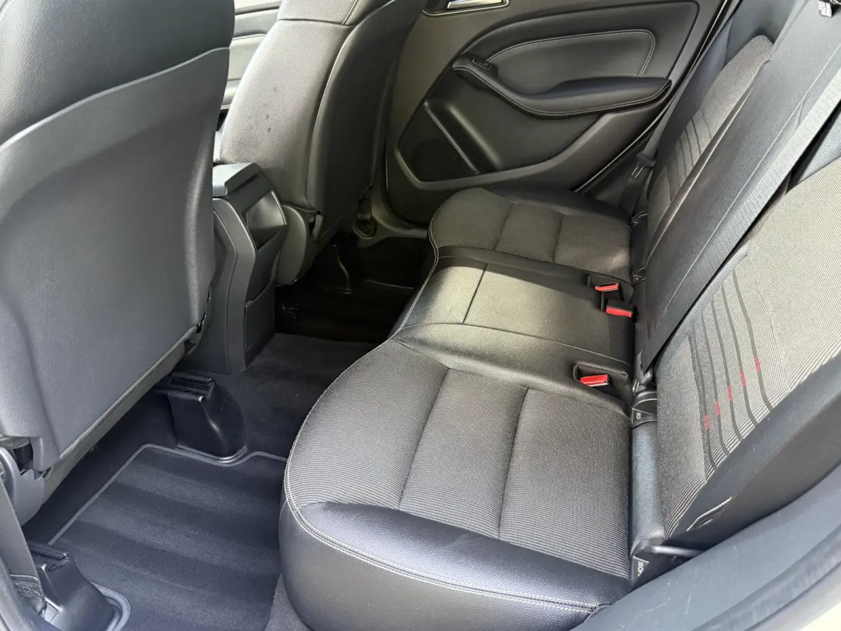 180 Ambition AUTOMAAT | LED | Airco | Navigatie | Parkeersensoren | Cruise Control | Licht metalen velgen