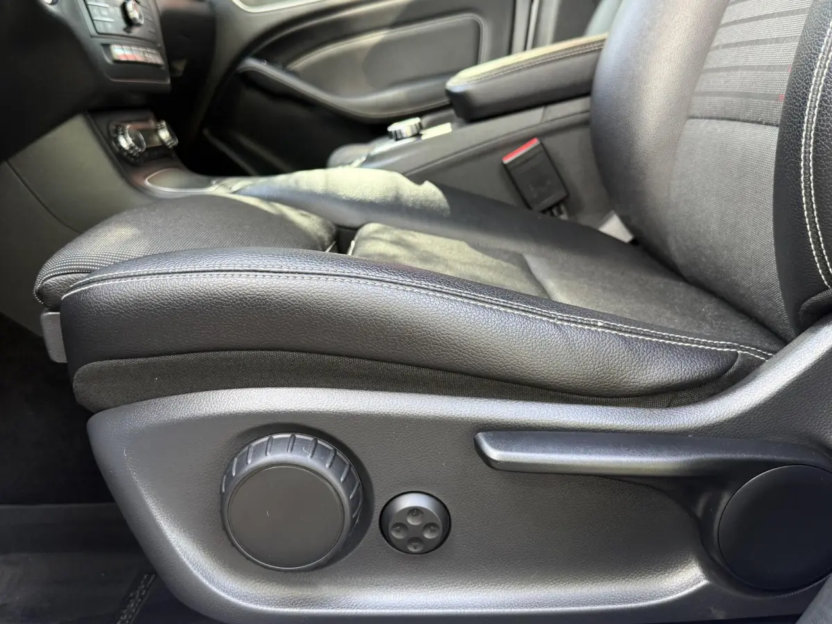180 Ambition AUTOMAAT | LED | Airco | Navigatie | Parkeersensoren | Cruise Control | Licht metalen velgen
