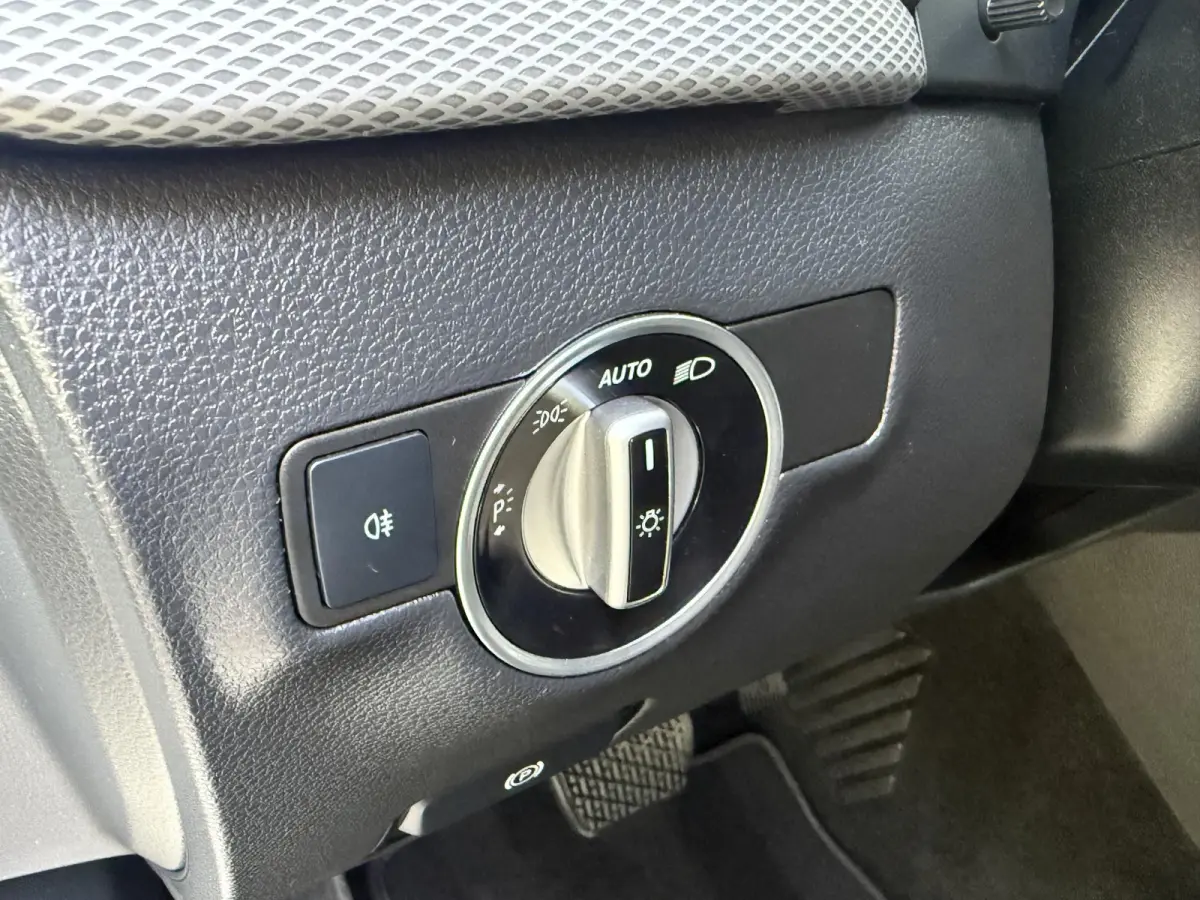 180 Ambition AUTOMAAT | LED | Airco | Navigatie | Parkeersensoren | Cruise Control | Licht metalen velgen