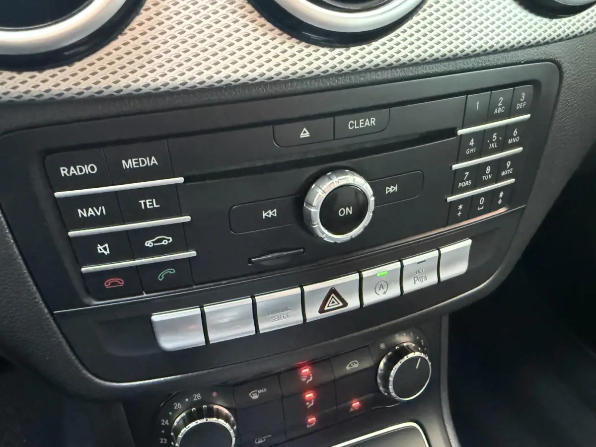 180 Ambition AUTOMAAT | LED | Airco | Navigatie | Parkeersensoren | Cruise Control | Licht metalen velgen