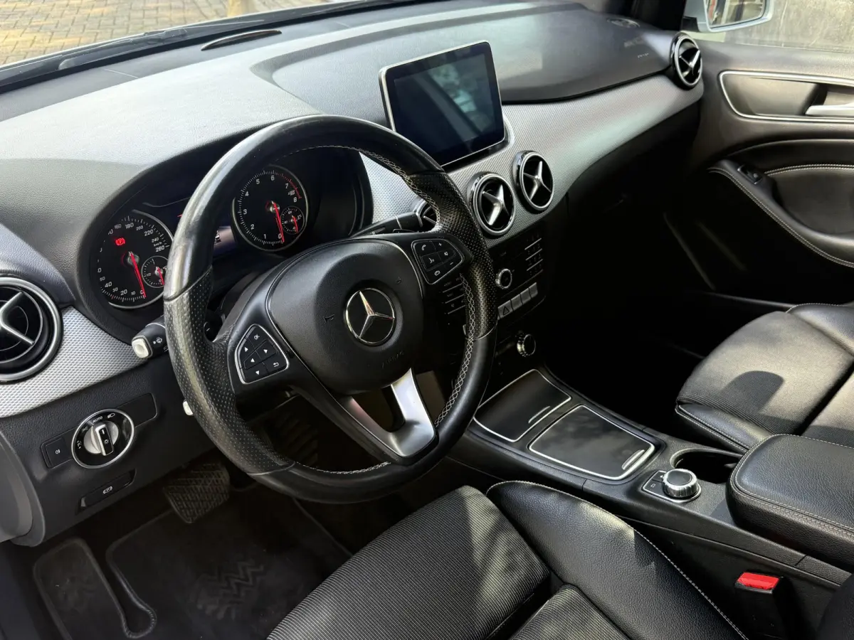 180 Ambition AUTOMAAT | LED | Airco | Navigatie | Parkeersensoren | Cruise Control | Licht metalen velgen