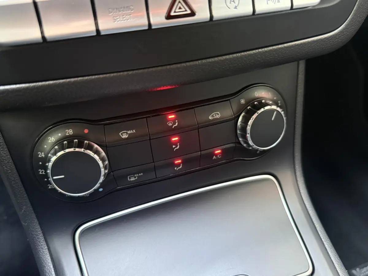 180 Ambition AUTOMAAT | LED | Airco | Navigatie | Parkeersensoren | Cruise Control | Licht metalen velgen