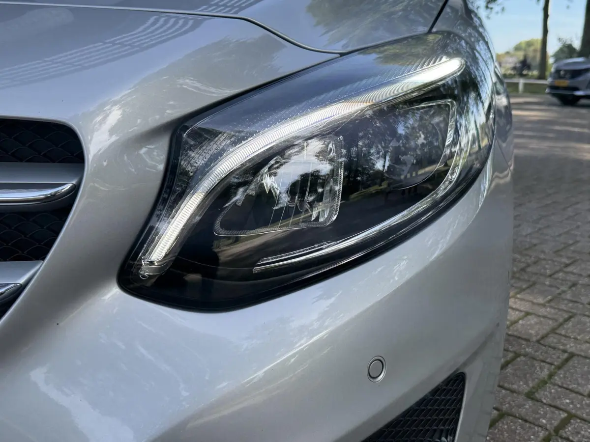 180 Ambition AUTOMAAT | LED | Airco | Navigatie | Parkeersensoren | Cruise Control | Licht metalen velgen