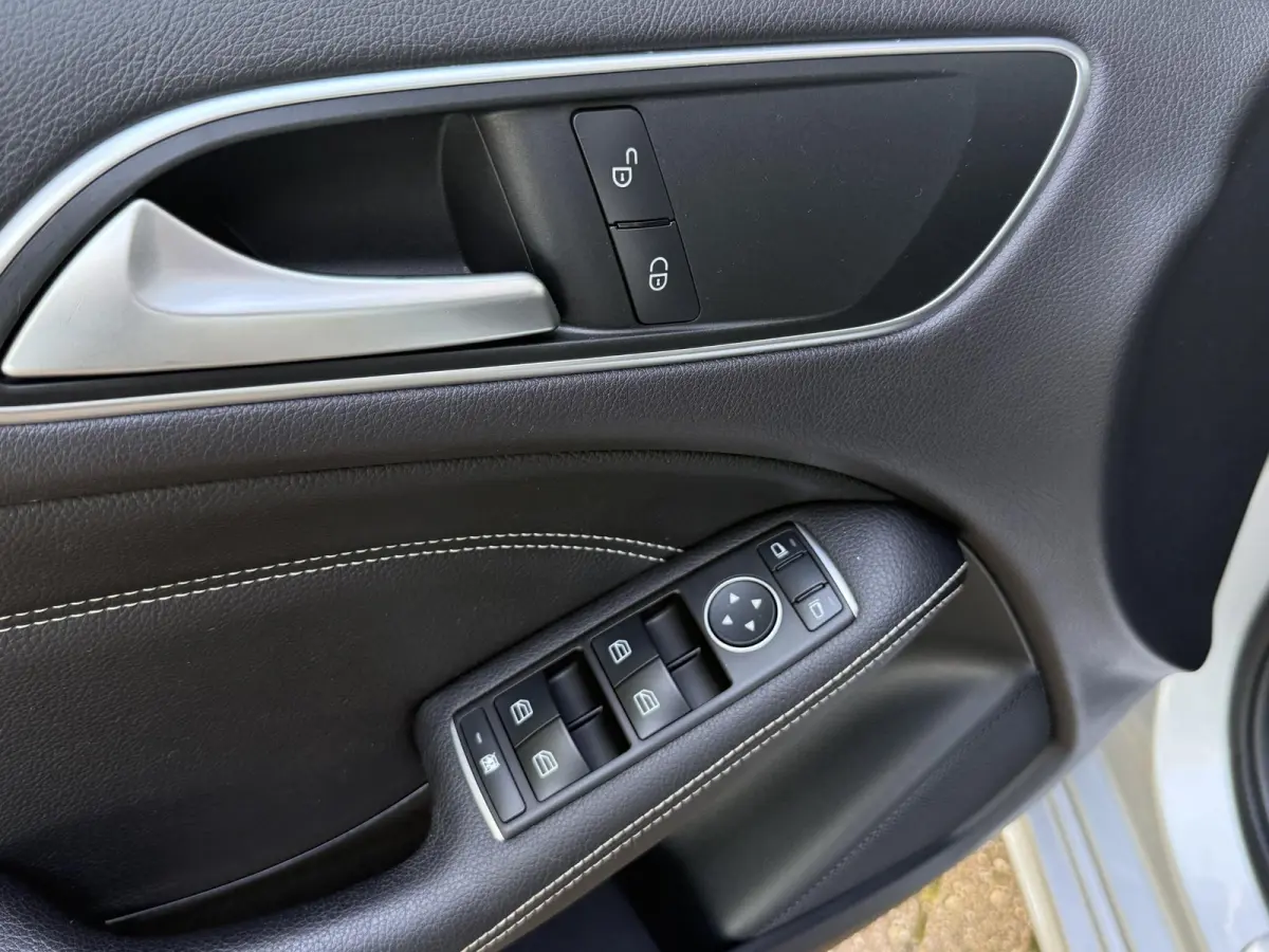 180 Ambition AUTOMAAT | LED | Airco | Navigatie | Parkeersensoren | Cruise Control | Licht metalen velgen