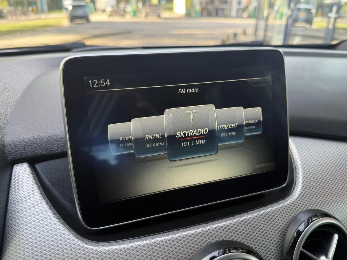 180 Ambition AUTOMAAT | LED | Airco | Navigatie | Parkeersensoren | Cruise Control | Licht metalen velgen