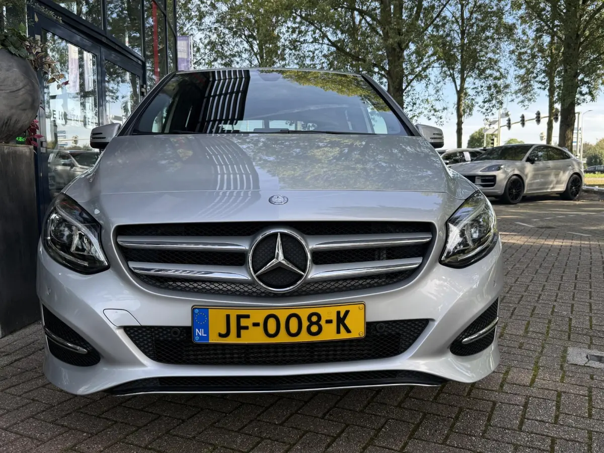 180 Ambition AUTOMAAT | LED | Airco | Navigatie | Parkeersensoren | Cruise Control | Licht metalen velgen