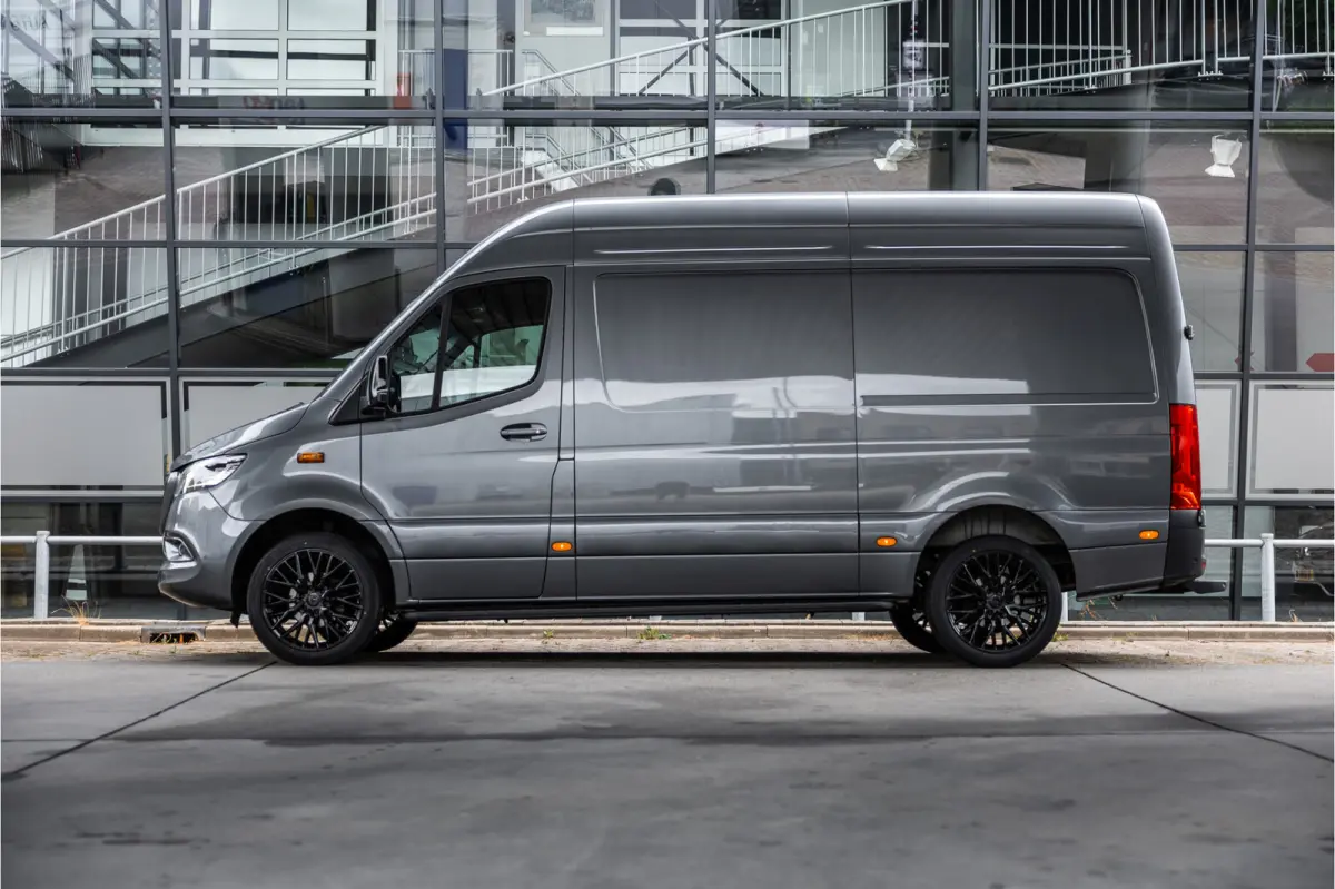 317 1.9 CDI L2H2 | AMG | LED | CarPlay | Camera | Navigatie | Stoelverwarming | Cruise control | Dealer onderhouden | Lederen bekleding | Nieuwe APK | L2H2
