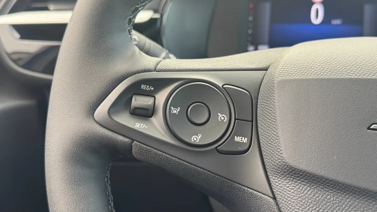 1.2 TURBO 100PK GS / NAVI / LEDER / CLIMA / LED / PDC / APPLE CARPLAY / 17" LMV / CAMERA  !!