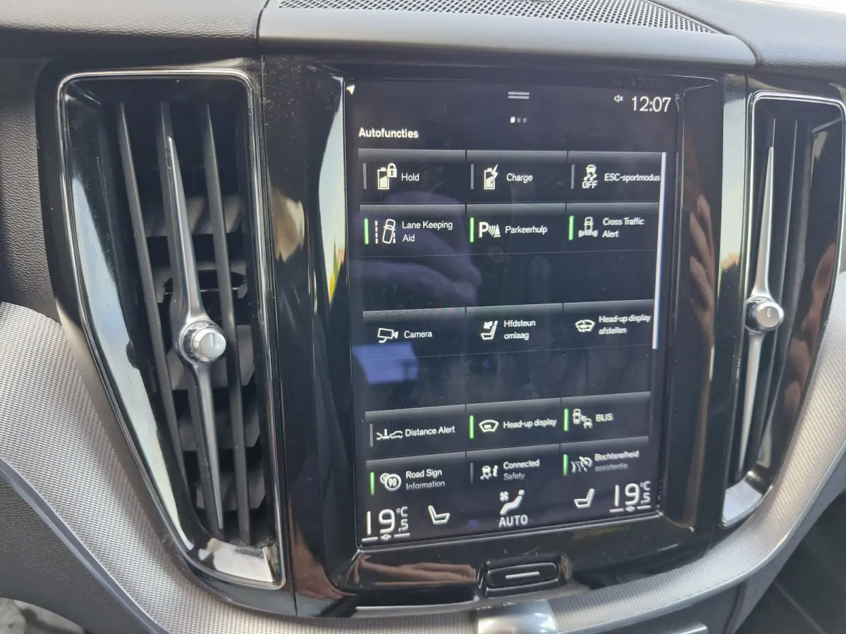 Recharge T6 AWD R-Design ALLE OPTIES luchtvering | Lounge Pack (audio installatie premium, head-up display, parkeersensor voor, rondomzicht camera) en Climate Pro Pack (stuur verwarmd, achte