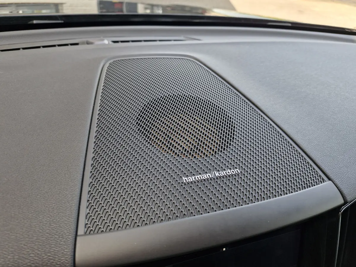 Recharge T6 AWD R-Design ALLE OPTIES luchtvering | Lounge Pack (audio installatie premium, head-up display, parkeersensor voor, rondomzicht camera) en Climate Pro Pack (stuur verwarmd, achte