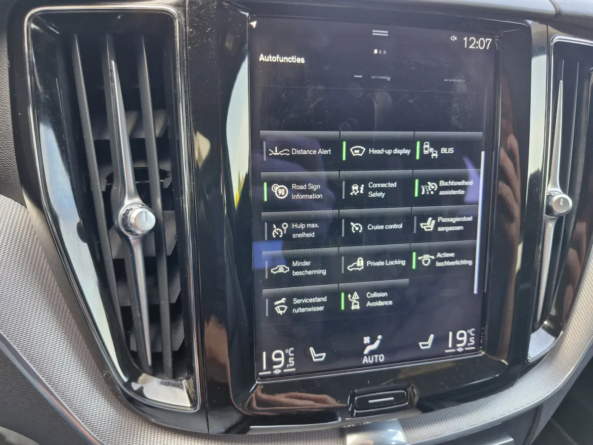 Recharge T6 AWD R-Design ALLE OPTIES luchtvering | Lounge Pack (audio installatie premium, head-up display, parkeersensor voor, rondomzicht camera) en Climate Pro Pack (stuur verwarmd, achte