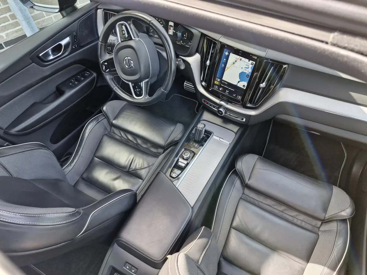 Recharge T6 AWD R-Design ALLE OPTIES luchtvering | Lounge Pack (audio installatie premium, head-up display, parkeersensor voor, rondomzicht camera) en Climate Pro Pack (stuur verwarmd, achte