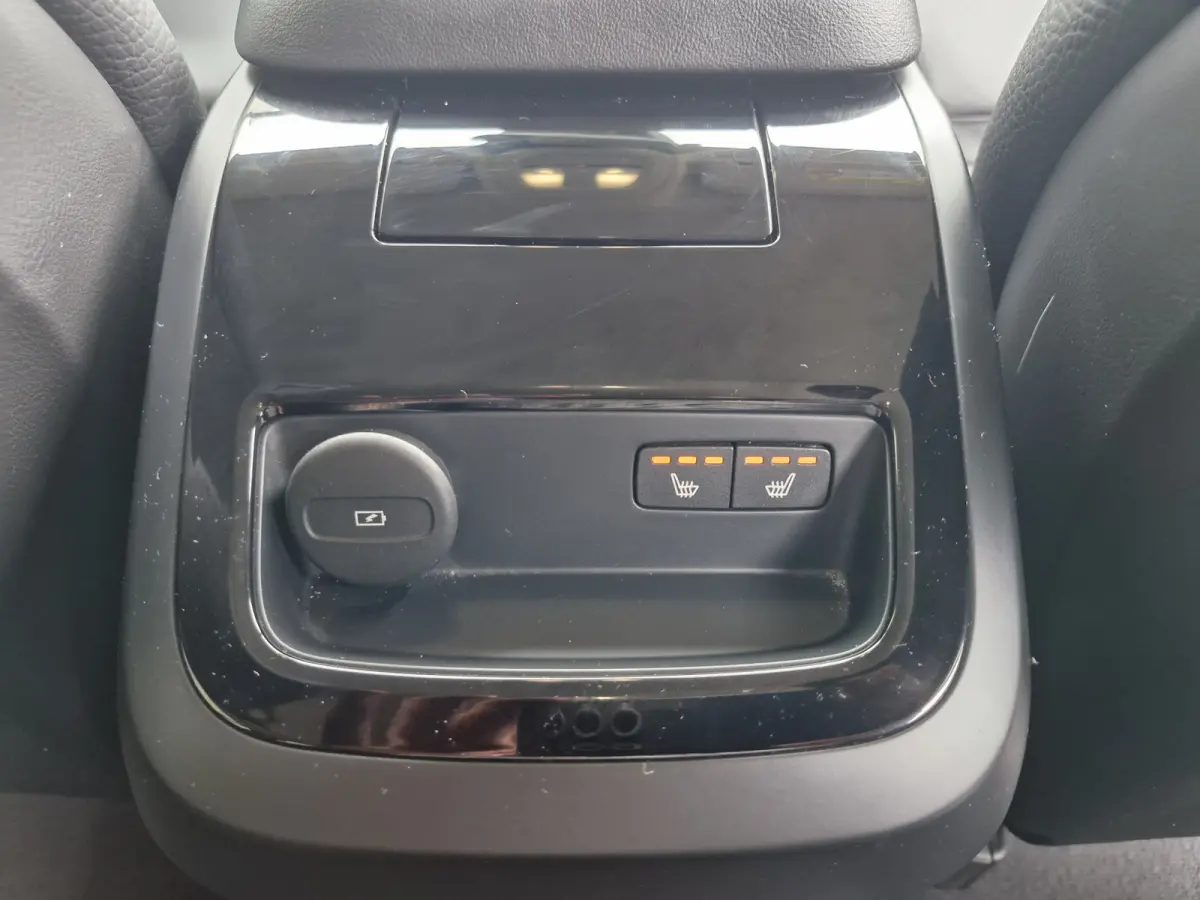 T6 Plug-in hybrid AWD Plus Dark | Apple carplay | Stoel en stuurverwarming | Camera | Enz (SOH) 100 % en Leder-pakket (contourstoelen, hemelbekleding donker, luxe lederen/stof bekleding, spo