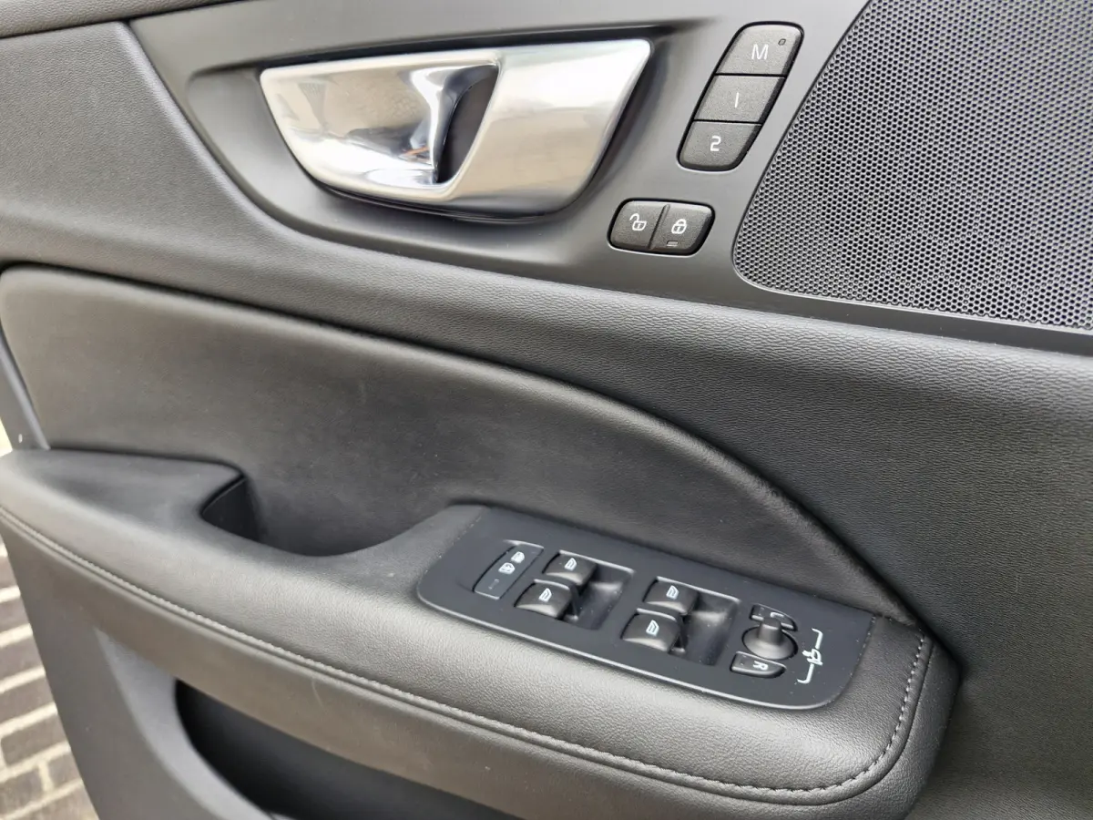 T6 Plug-in hybrid AWD Plus Dark | Apple carplay | Stoel en stuurverwarming | Camera | Enz (SOH) 100 % en Leder-pakket (contourstoelen, hemelbekleding donker, luxe lederen/stof bekleding, spo