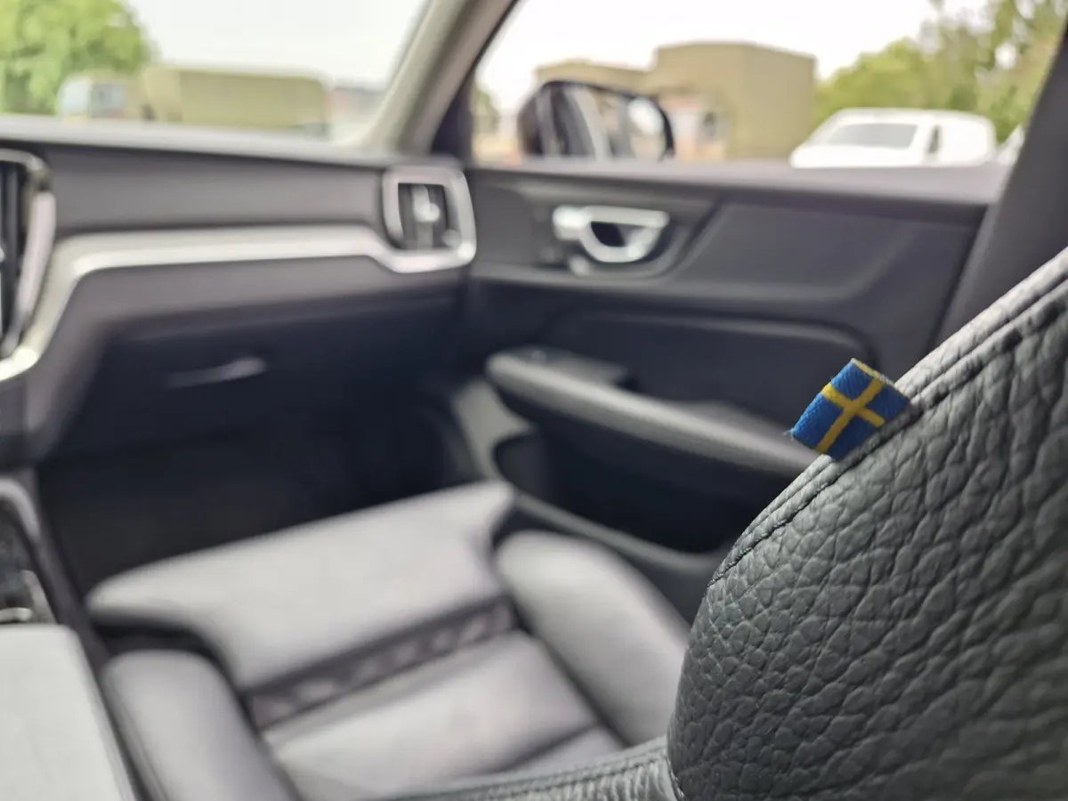 T6 Plug-in hybrid AWD Plus Dark | Apple carplay | Stoel en stuurverwarming | Camera | Enz (SOH) 100 % en Leder-pakket (contourstoelen, hemelbekleding donker, luxe lederen/stof bekleding, spo