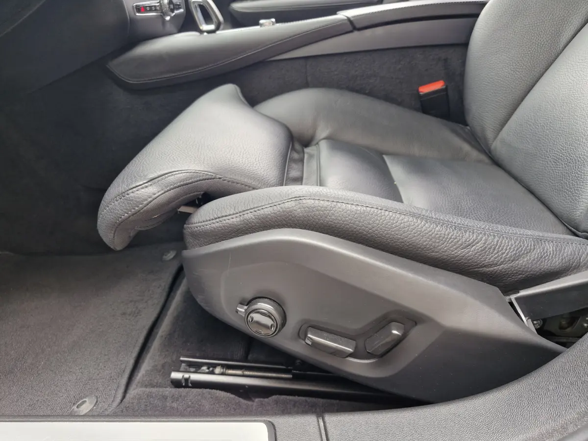 T6 Plug-in hybrid AWD Plus Dark | Apple carplay | Stoel en stuurverwarming | Camera | Enz (SOH) 100 % en Leder-pakket (contourstoelen, hemelbekleding donker, luxe lederen/stof bekleding, spo