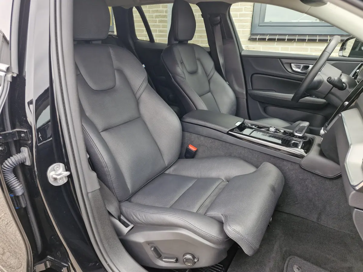 T6 Plug-in hybrid AWD Plus Dark | Apple carplay | Stoel en stuurverwarming | Camera | Enz (SOH) 100 % en Leder-pakket (contourstoelen, hemelbekleding donker, luxe lederen/stof bekleding, spo
