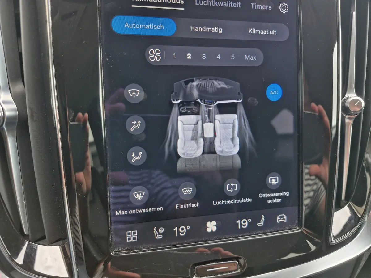 T6 Plug-in hybrid AWD Plus Dark | Apple carplay | Stoel en stuurverwarming | Camera | Enz (SOH) 100 % en Leder-pakket (contourstoelen, hemelbekleding donker, luxe lederen/stof bekleding, spo