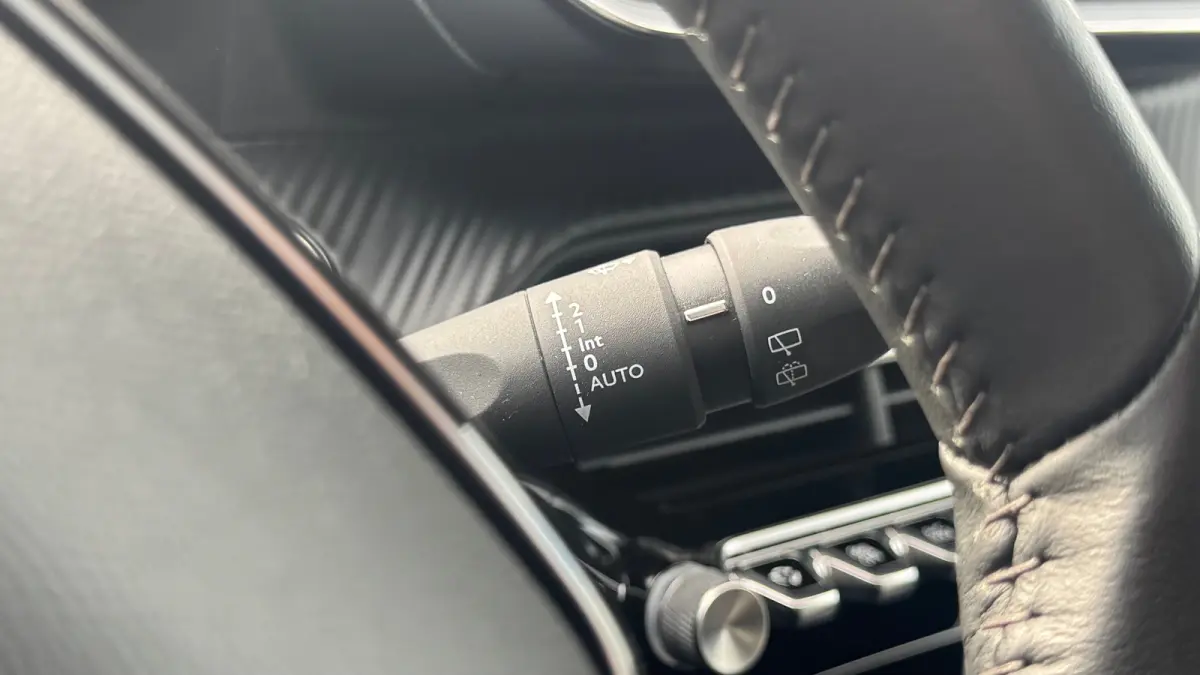 1.2 PURETECH 100PK ALLURE PACK / NAVI / LEDER / CLIMA / FULL-LED / PDC / 16" LMV / APPLE CARPLAY / CAMERA / KEYLESS / CRUISE / NIEUWSTAAT !!