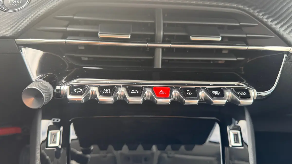 1.2 PURETECH 100PK ALLURE PACK / NAVI / LEDER / CLIMA / FULL-LED / PDC / 16" LMV / APPLE CARPLAY / CAMERA / KEYLESS / CRUISE / NIEUWSTAAT !!