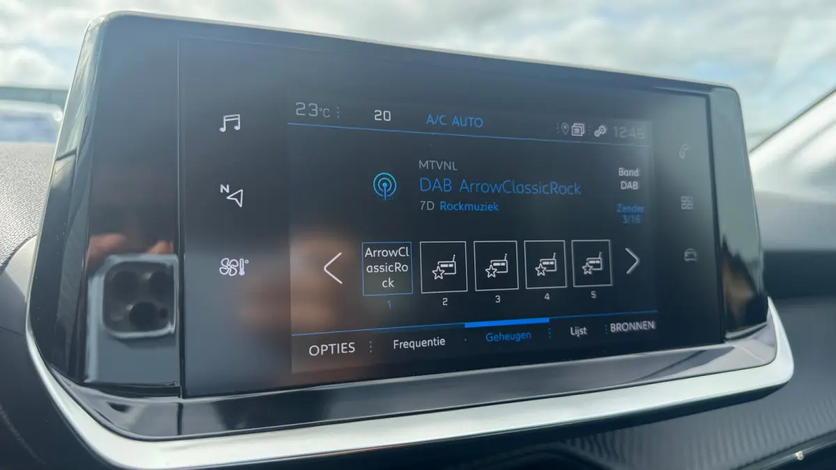 1.2 PURETECH 100PK ALLURE PACK / NAVI / LEDER / CLIMA / FULL-LED / PDC / 16" LMV / APPLE CARPLAY / CAMERA / KEYLESS / CRUISE / NIEUWSTAAT !!