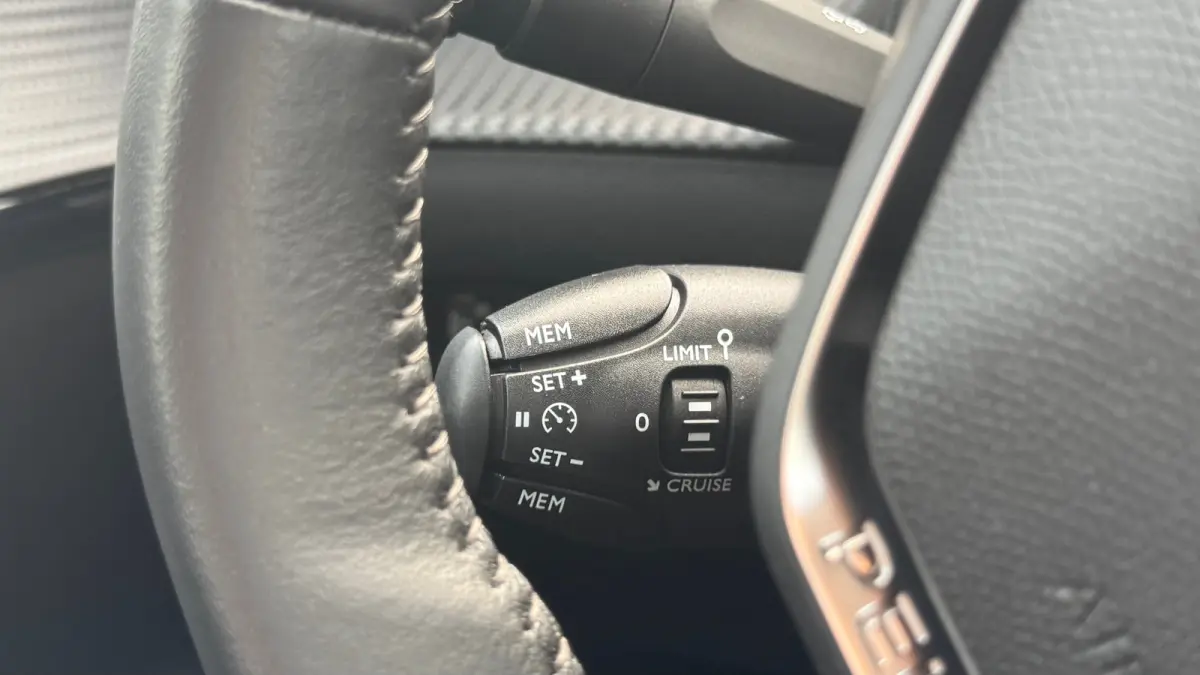 1.2 PURETECH 100PK ALLURE PACK / NAVI / LEDER / CLIMA / FULL-LED / PDC / 16" LMV / APPLE CARPLAY / CAMERA / KEYLESS / CRUISE / NIEUWSTAAT !!