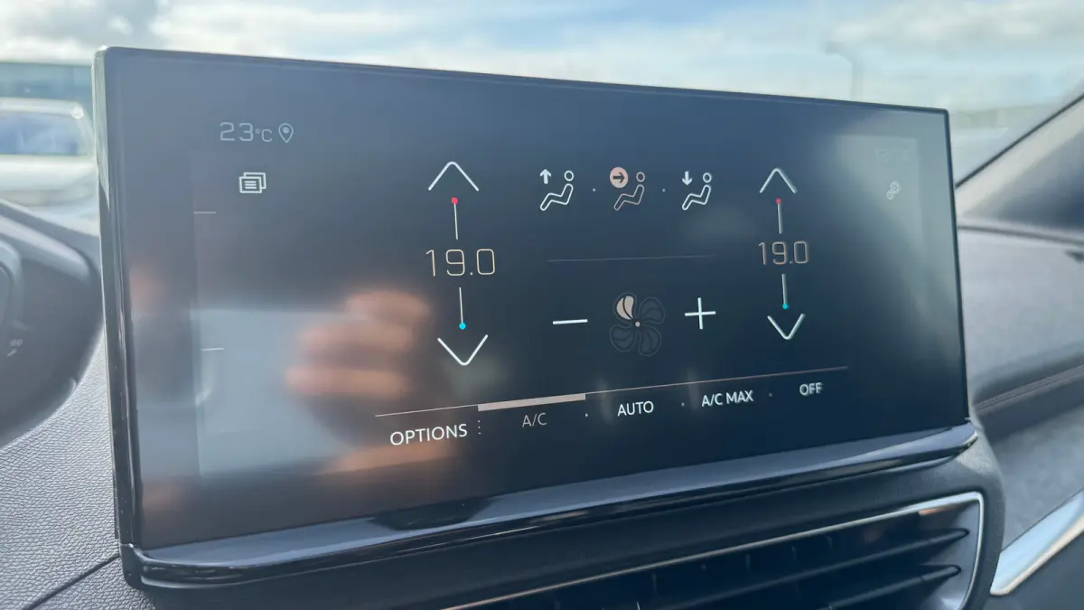 1.2 PURETECH 130PK GT PACK AUTOMAAT / NAVI / LEDER / CLIMA / PDC / 19" LMV / APPLE CARPLAY / FOCAL AUDIO / CAMERA / KEYLESS / AFN. TREKHAAK / WINTERPAKKET / FULL-LED !!