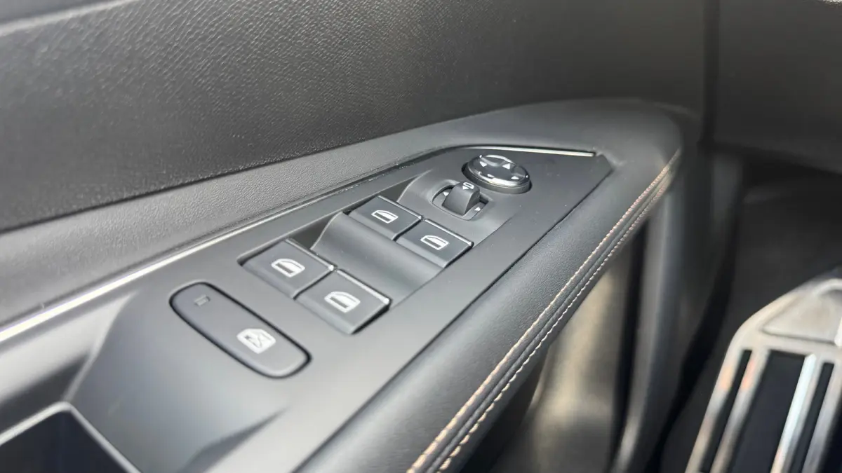 1.2 PURETECH 130PK GT PACK AUTOMAAT / NAVI / LEDER / CLIMA / PDC / 19" LMV / APPLE CARPLAY / FOCAL AUDIO / CAMERA / KEYLESS / AFN. TREKHAAK / WINTERPAKKET / FULL-LED !!