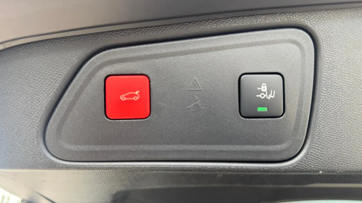 1.2 PURETECH 130PK GT PACK AUTOMAAT / NAVI / LEDER / CLIMA / PDC / 19" LMV / APPLE CARPLAY / FOCAL AUDIO / CAMERA / KEYLESS / AFN. TREKHAAK / WINTERPAKKET / FULL-LED !!