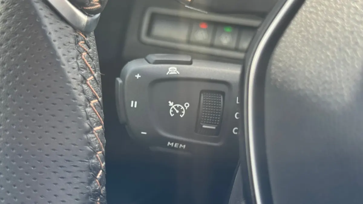 1.2 PURETECH 130PK GT PACK AUTOMAAT / NAVI / LEDER / CLIMA / PDC / 19" LMV / APPLE CARPLAY / FOCAL AUDIO / CAMERA / KEYLESS / AFN. TREKHAAK / WINTERPAKKET / FULL-LED !!