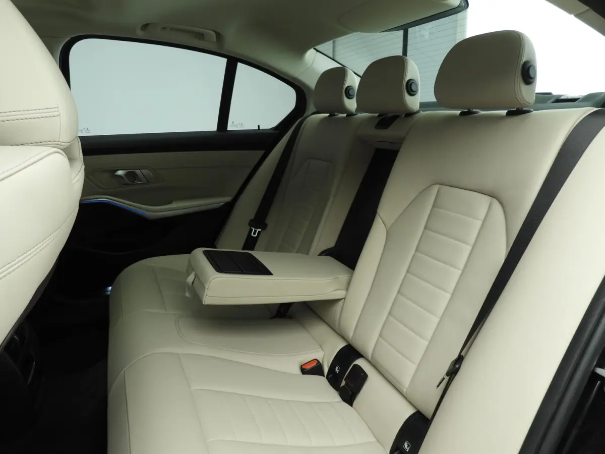 330e | Laserlicht | Leder | HUD | Sportstoelen | SOH 92 % | Elektr. zetels | Keyles go | DAB | Hifi speakers | Alu 19 inch