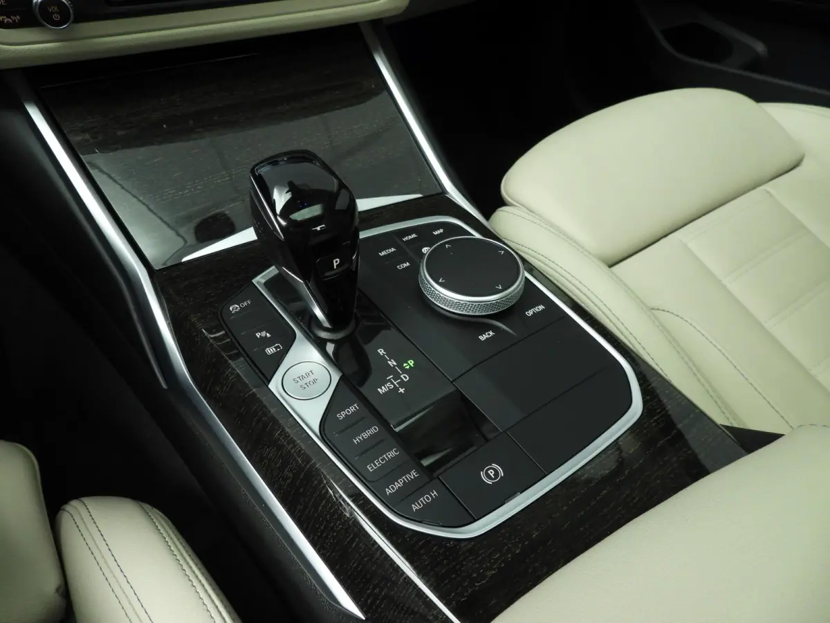 330e | Laserlicht | Leder | HUD | Sportstoelen | SOH 92 % | Elektr. zetels | Keyles go | DAB | Hifi speakers | Alu 19 inch