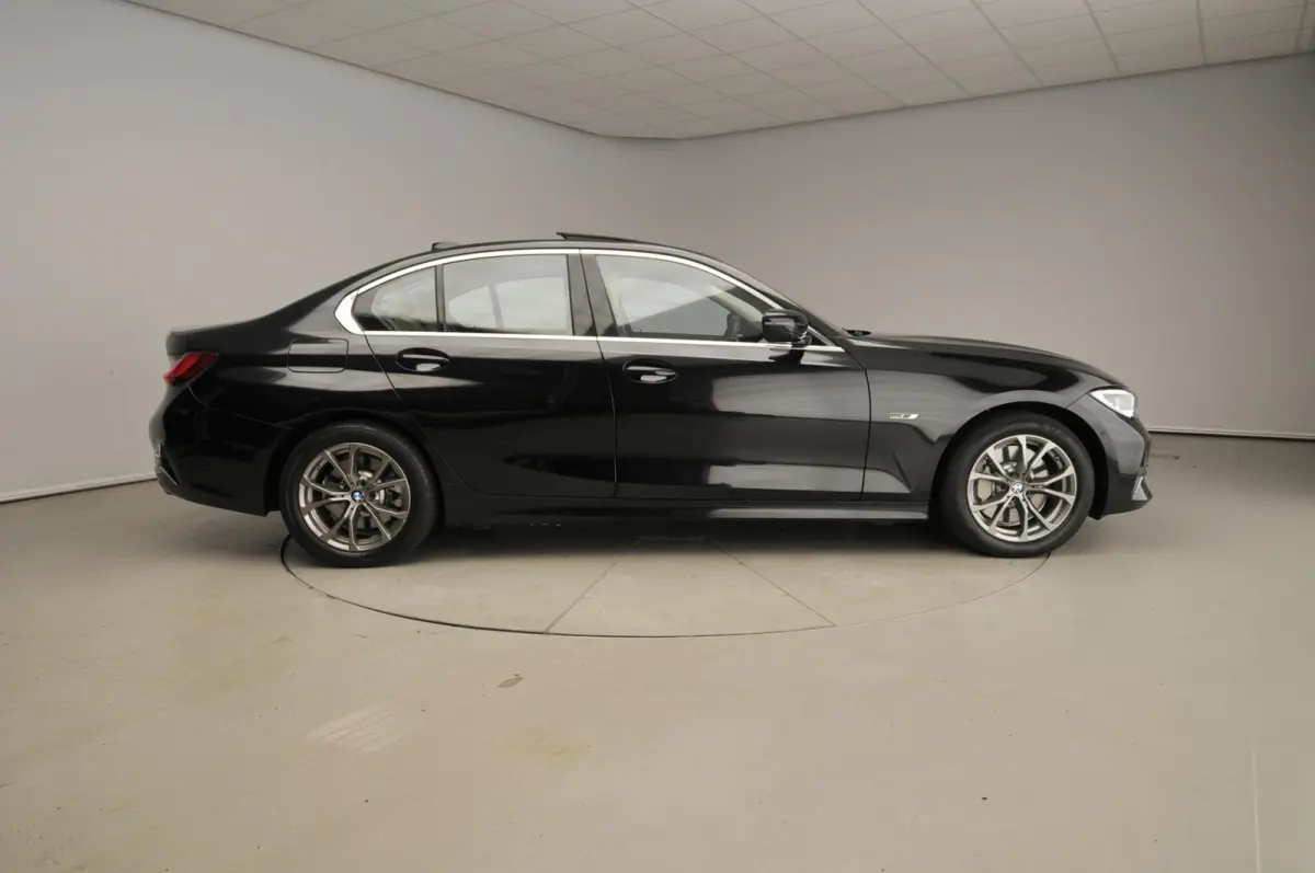 330e | Laserlicht | Leder | HUD | Sportstoelen | SOH 92 % | Elektr. zetels | Keyles go | DAB | Hifi speakers | Alu 19 inch