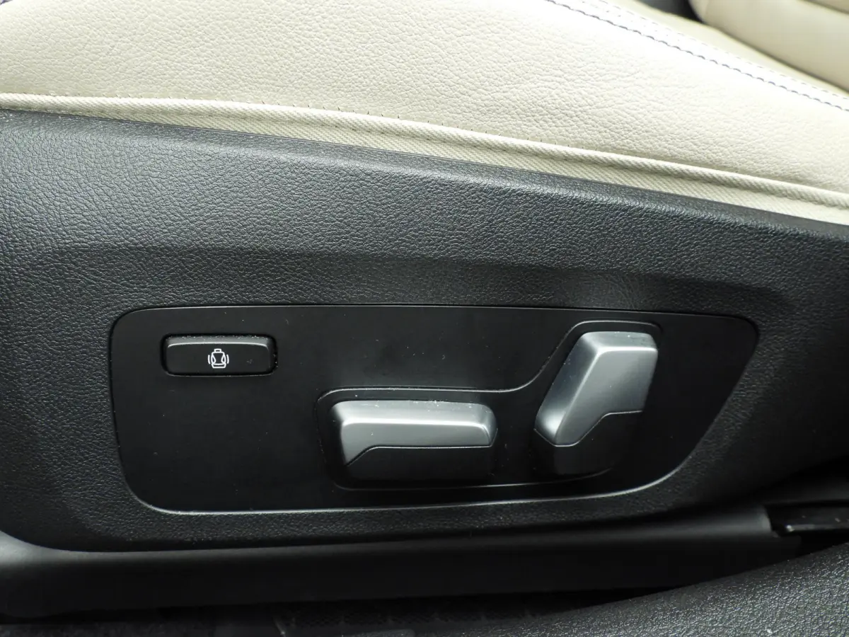 330e | Laserlicht | Leder | HUD | Sportstoelen | SOH 92 % | Elektr. zetels | Keyles go | DAB | Hifi speakers | Alu 19 inch