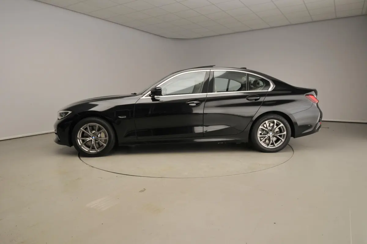 330e | Laserlicht | Leder | HUD | Sportstoelen | SOH 92 % | Elektr. zetels | Keyles go | DAB | Hifi speakers | Alu 19 inch