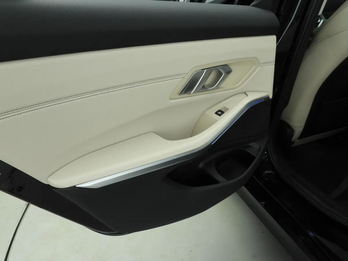 330e | Laserlicht | Leder | HUD | Sportstoelen | SOH 92 % | Elektr. zetels | Keyles go | DAB | Hifi speakers | Alu 19 inch