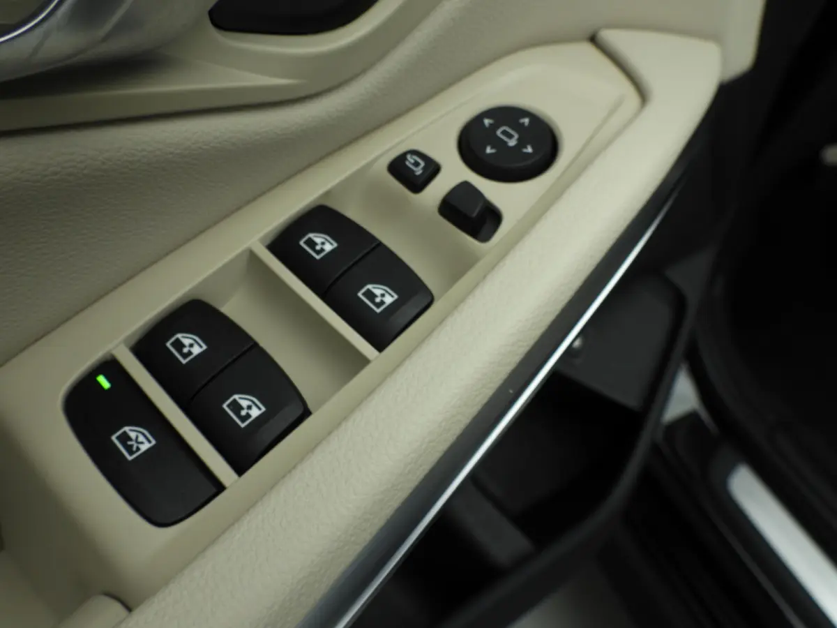 330e | Laserlicht | Leder | HUD | Sportstoelen | SOH 92 % | Elektr. zetels | Keyles go | DAB | Hifi speakers | Alu 19 inch