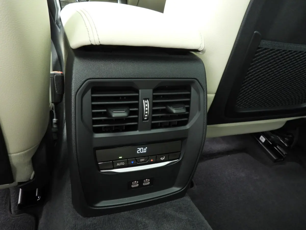330e | Laserlicht | Leder | HUD | Sportstoelen | SOH 92 % | Elektr. zetels | Keyles go | DAB | Hifi speakers | Alu 19 inch
