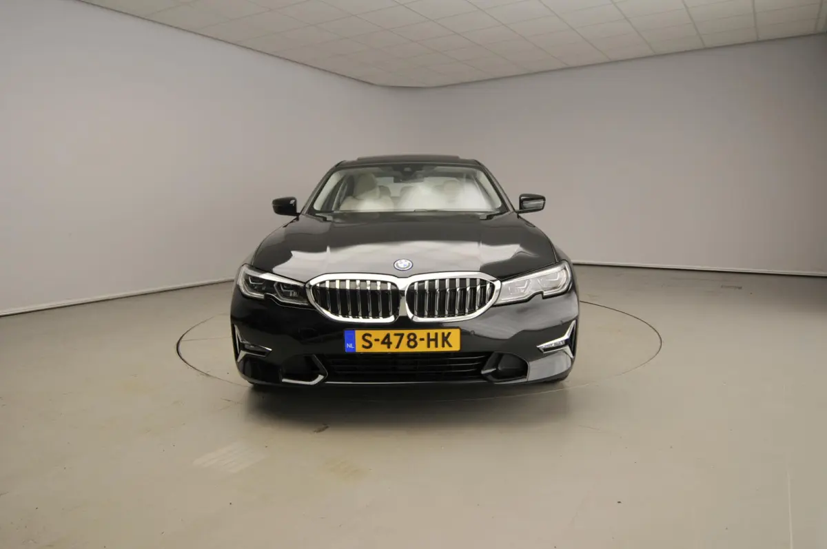 330e | Laserlicht | Leder | HUD | Sportstoelen | SOH 92 % | Elektr. zetels | Keyles go | DAB | Hifi speakers | Alu 19 inch