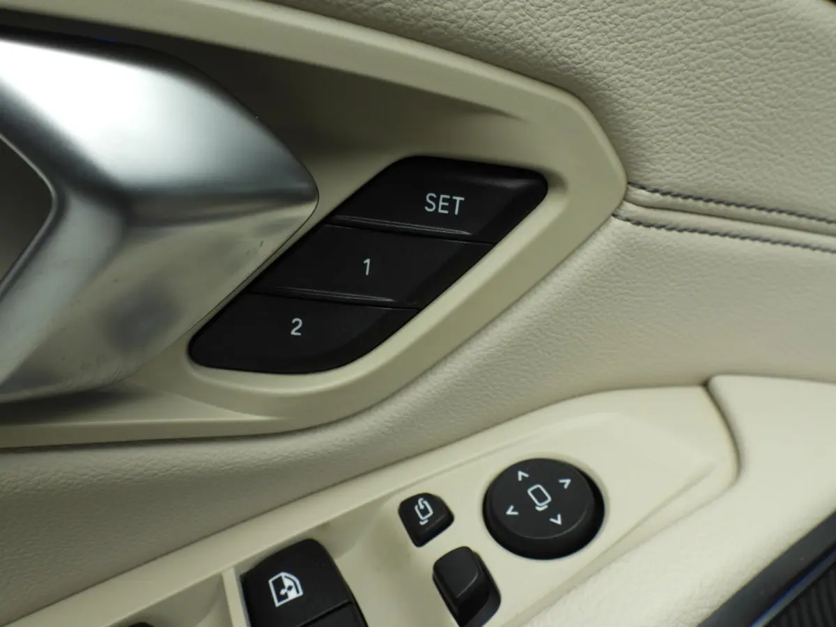 330e | Laserlicht | Leder | HUD | Sportstoelen | SOH 92 % | Elektr. zetels | Keyles go | DAB | Hifi speakers | Alu 19 inch